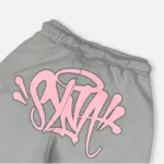 Chandal Synaworld ‘Syna Logo GrisRosa 1.webp
